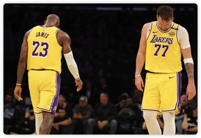 三球關(guān)鍵挑籃 詹姆斯26+11失絕平 東契奇三分9中1 湖人爆冷負(fù)黃蜂